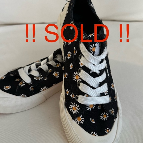 !! SOLD !! Black & white daisy sneakers worn once #daisyvibes - Picture 1 of 3